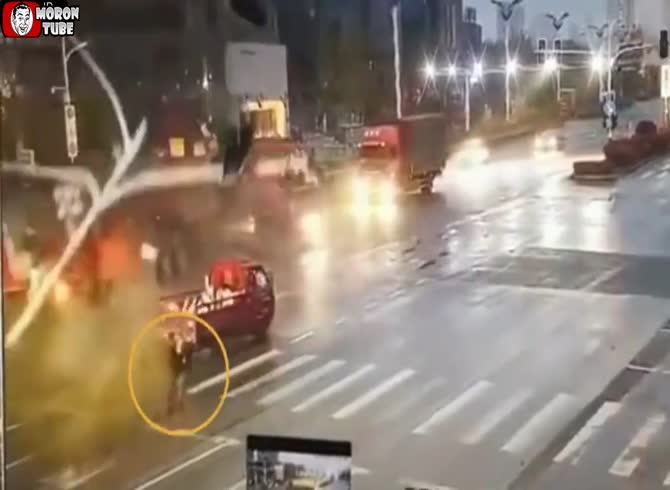 Video :He twice avoids death in 4 seconds!